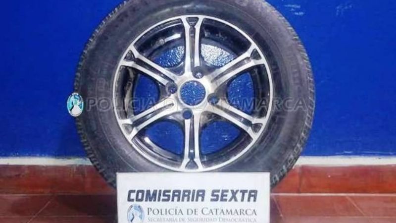 Encuentran en la calle una rueda robada