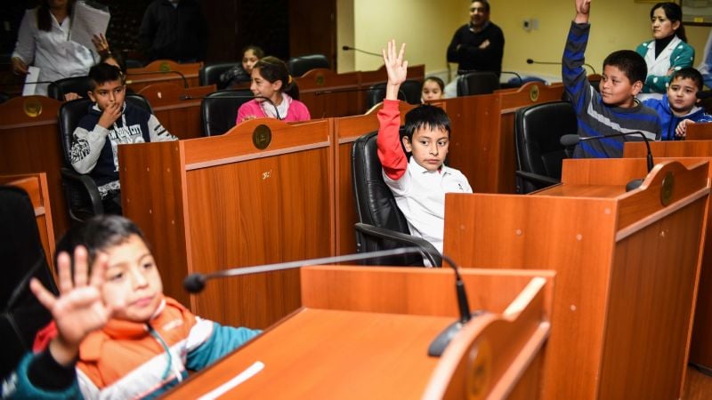 Alumnos de Paclín y El Alto visitaron la Legislatura