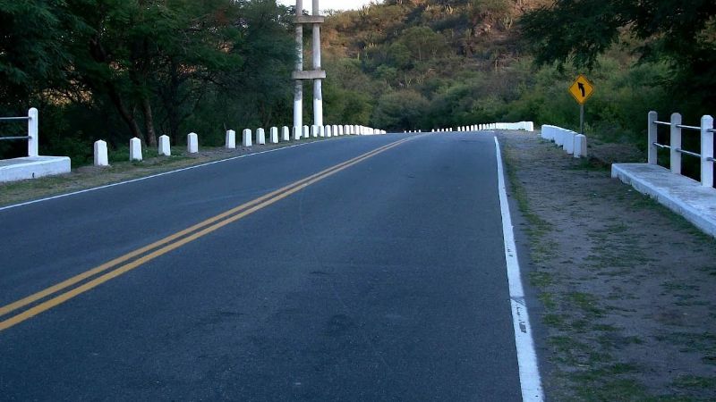 Perdió el control y chocó contra el guardarraíl en la ruta 4
