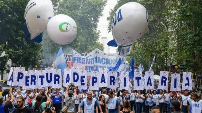 El salario promedio argentino en dólares ya es más bajo que el de Brasil y el de Chile