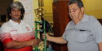 VILLA CUBAS Y SORIA reciben el trofeo de manos de Héctor Ramón Díaz, del Cycles Club.