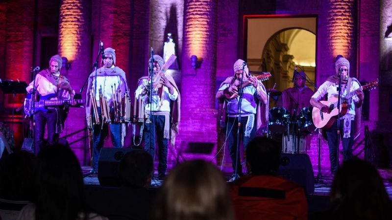 El tributo a las madres de la Ruta del Telar, ovacionado por los belichos