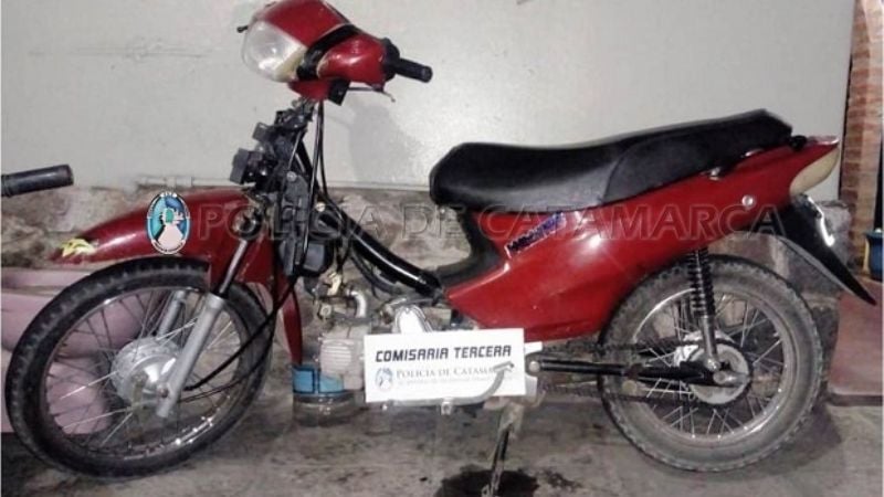 Vio la policía y dejó la moto abandonada