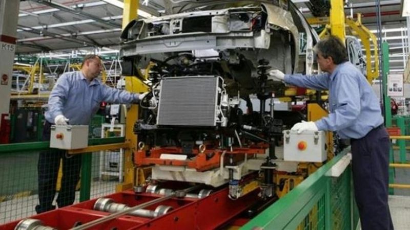 Según la UIA, la industria cayó más del 4% en agosto
