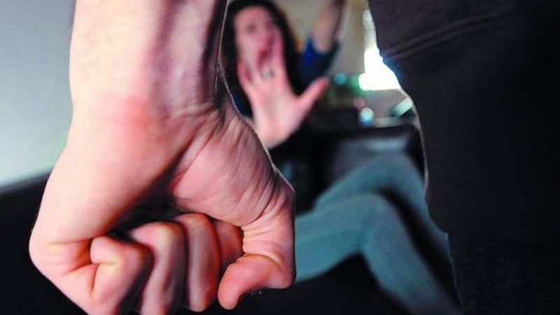 Un hombre golpeó a su pareja y a su hijo