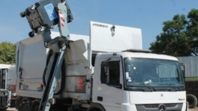 Motociclista chocó contra un camión recolector de residuos