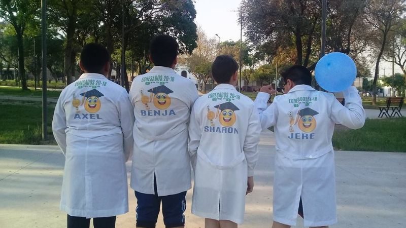 Estamparon el guardapolvo ante la negativa de una remera de egresados