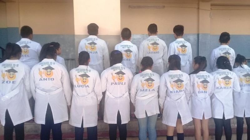 Estamparon el guardapolvo ante la negativa de una remera de egresados