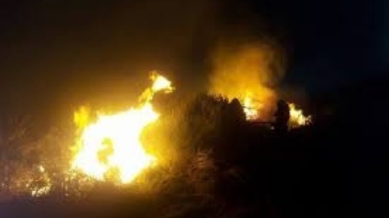 Incendio de pastizales en un descampado