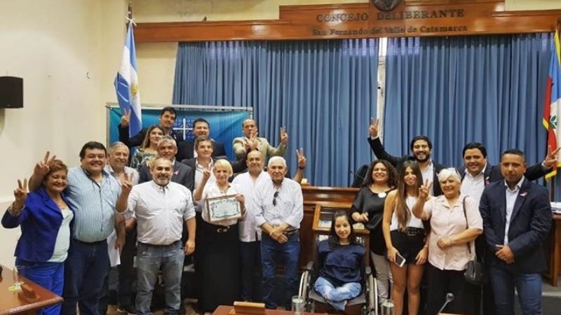 Aprobaron iluminar de rosa el monumento a la Mujer Aborigen