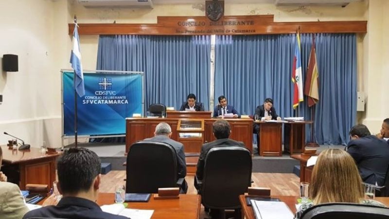 Aprobaron iluminar de rosa el monumento a la Mujer Aborigen