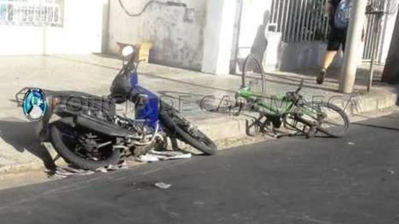 Iba en moto y embistió a un ciclista