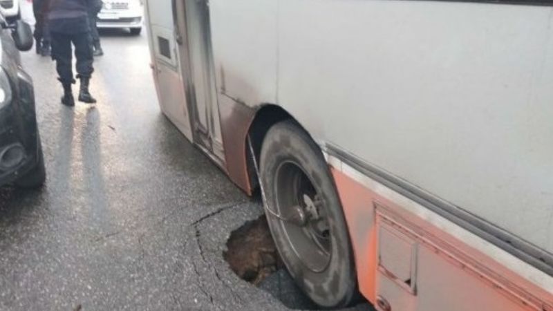 Cedió el pavimento y se hundió un colectivo