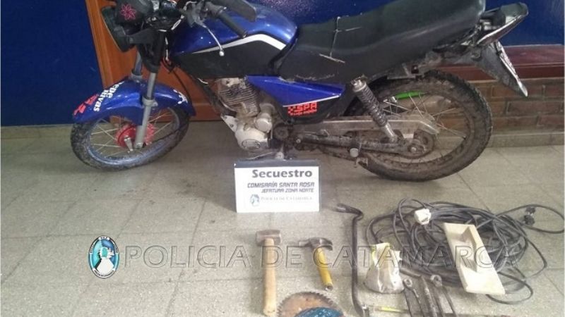 En un descampado encontraron una moto y herramientas de albañilería