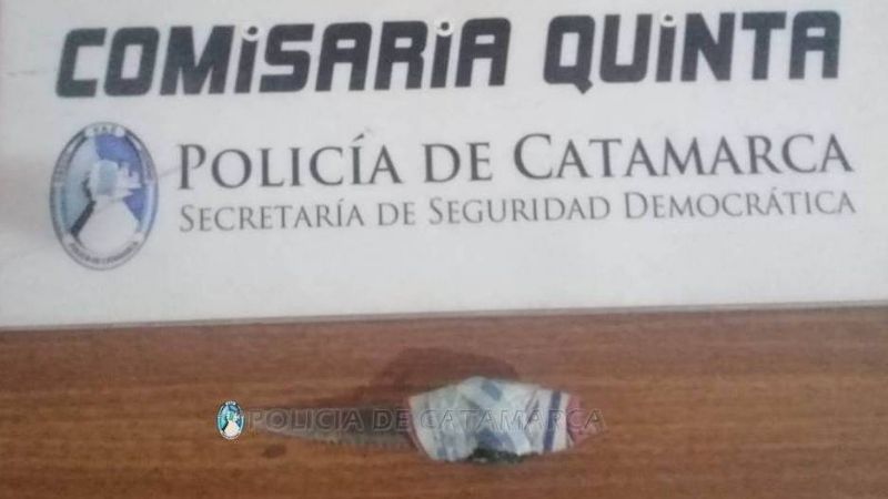 Arrestan a dos jóvenes y secuestran un elemento cortante