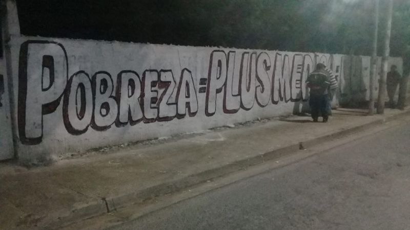 Pintadas en contra del plus médico