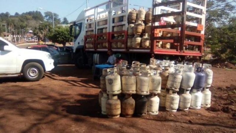 Le robaron una garrafa del camión repartidor