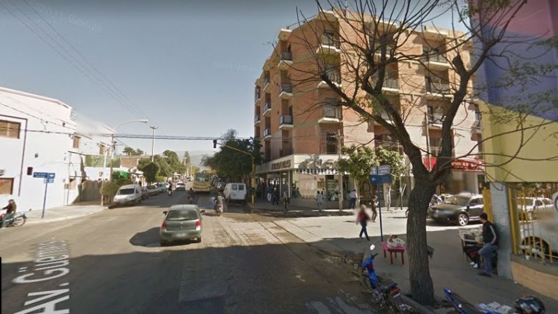 Piden cámaras de seguridad para identificar al hombre que golpeó a un agente de tránsito
