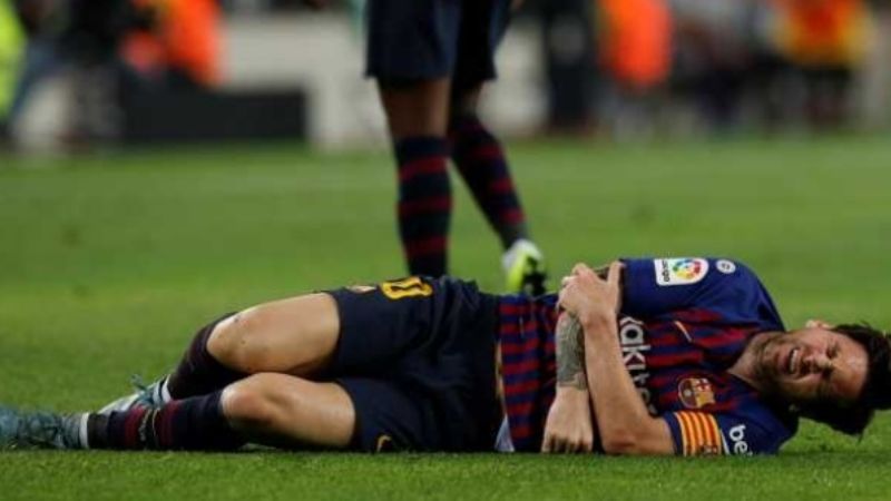 Messi se fracturó el brazo derecho