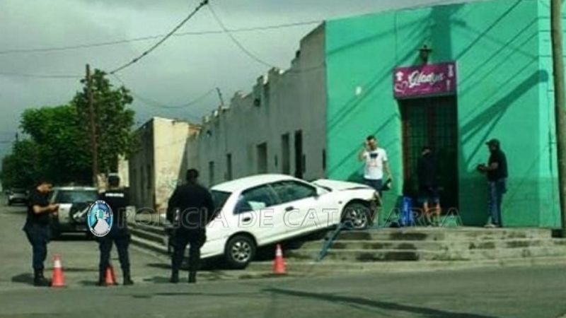 Automovilista ebrio casi se mete dentro de un comercio