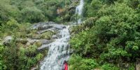 Este es el alto salto llamado “El chorro” de Las Lajas, departamento Paclín. Es la única cascada de agua permanente que podemos encontrar a la orilla de una ruta. Sin embargo, su mayor esplendor se da los días de lluvia, como en esta foto.