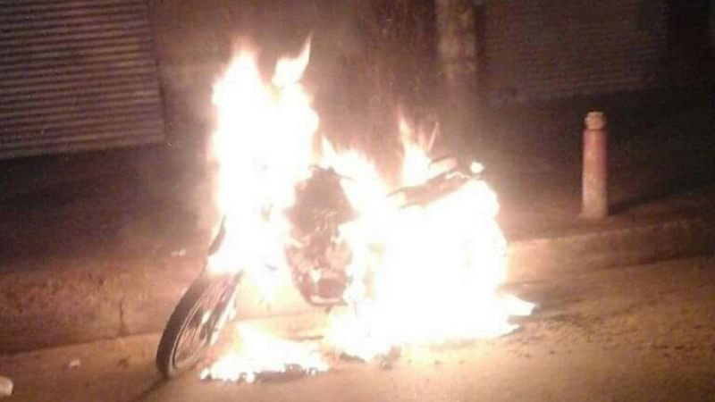 Las llamas consumieron una moto