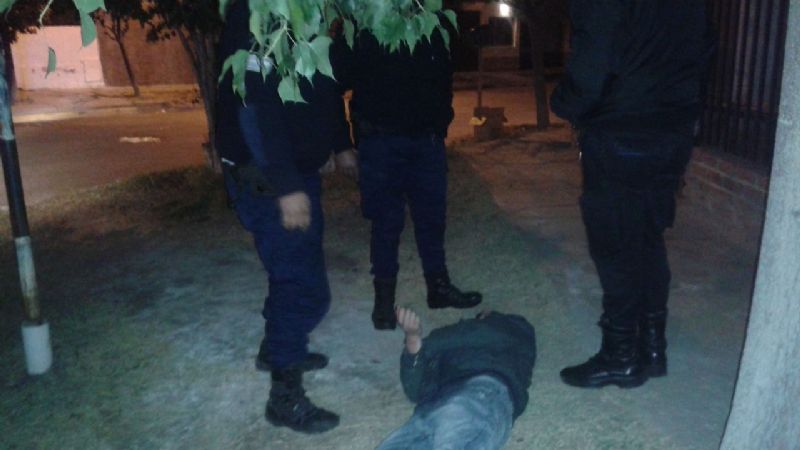 Policías encontraron a un joven ebrio tirado en la calle