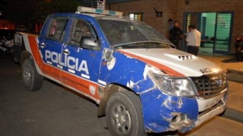 Pelea de gran magnitud y daño a móviles policiales