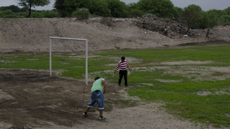 Vecinos convirtieron basural en una cancha