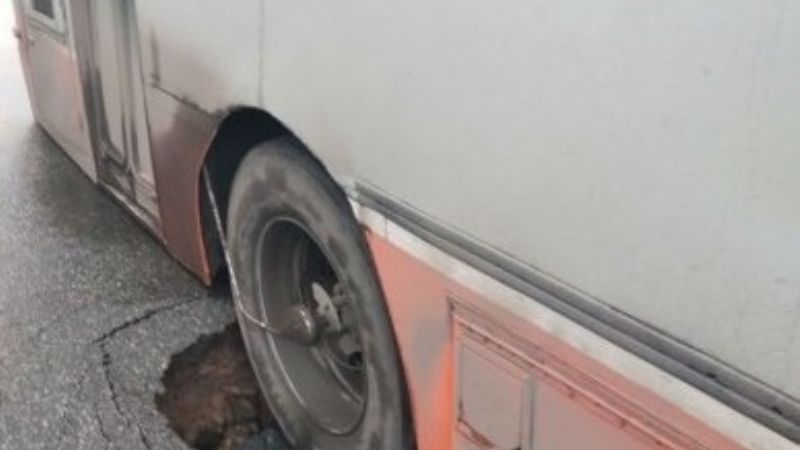 Un colectivo se hundió en el pavimento