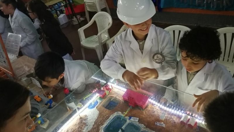 Colorida muestra de Ciencia en el Colegio del Carmen