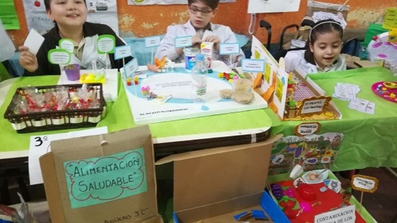 Colorida muestra de Ciencia en el Colegio del Carmen