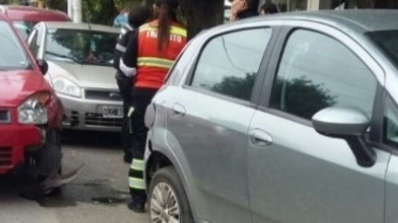 Chocó contra un auto estacionado