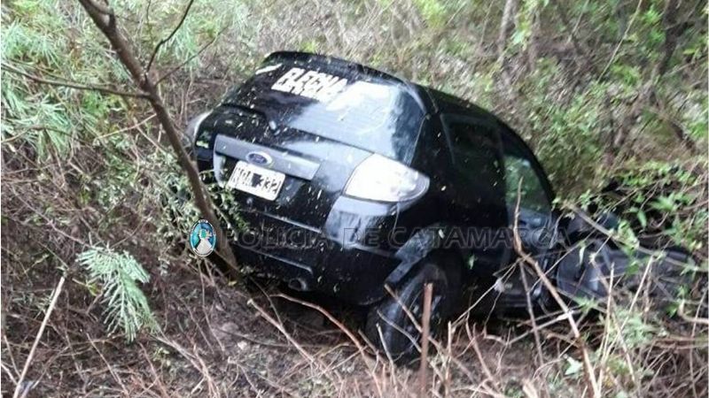 Perdió el control en una curva y terminó entre los árboles