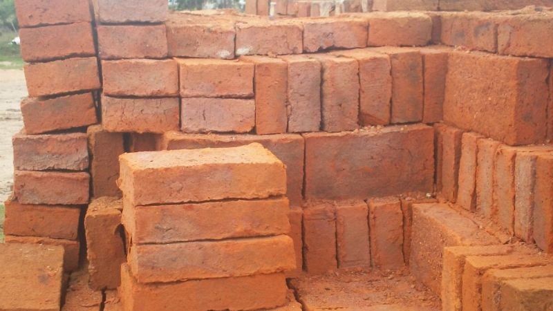 Sorprendieron a cuatro jóvenes vendiendo ladrillos robados