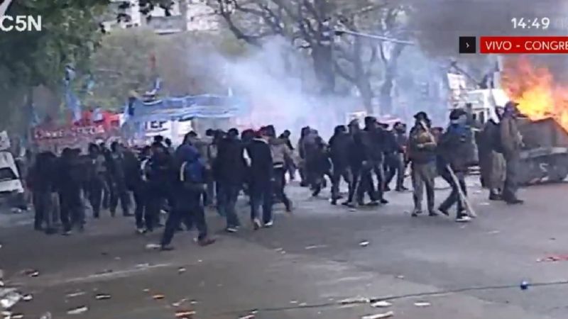 Batalla campal frente el Congreso: la policía reprime con balas de goma