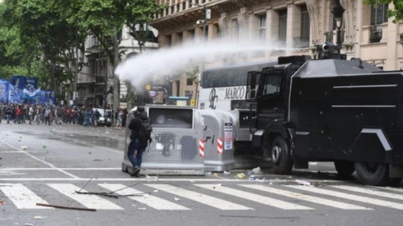 Congreso: al menos doce detenidos y tres heridos
