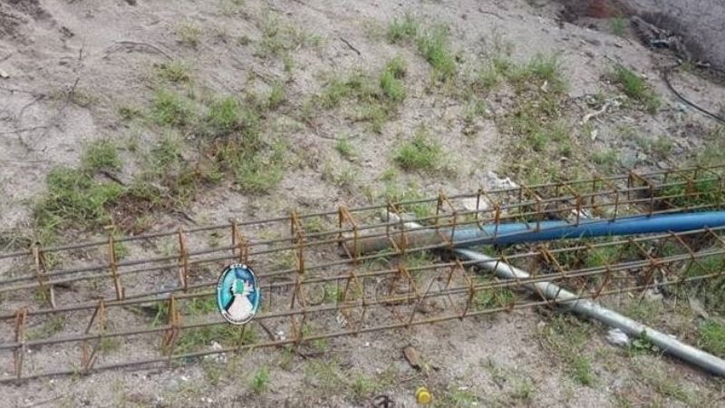 Encontró en un descampado, cosas aparentemente robadas en una obra