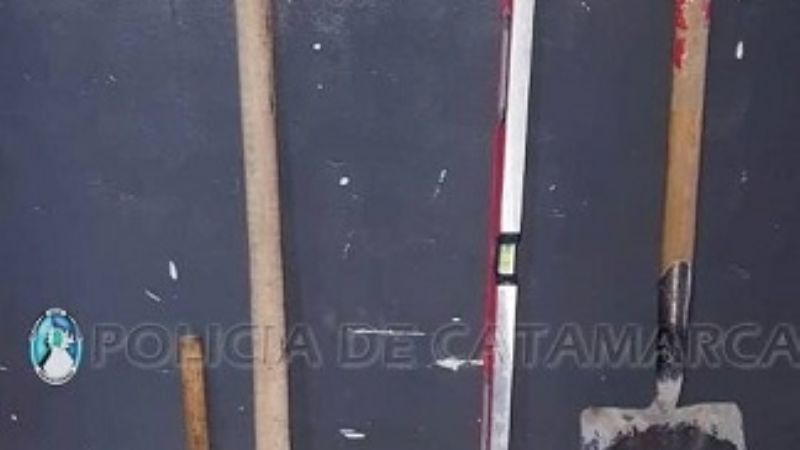 Encontró en un descampado, cosas aparentemente robadas en una obra