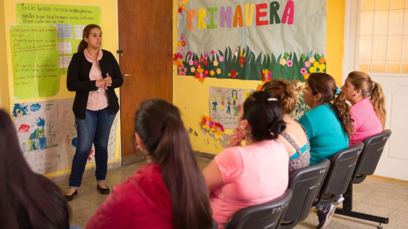 Brindan herramientas para mejorar el cuidado de niños y niñas