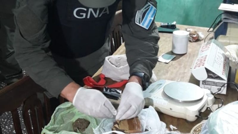 Secuestran droga y detienen a dos personas