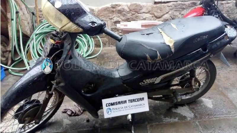 Conducía una moto en contramano y lo atraparon con un cuchillo