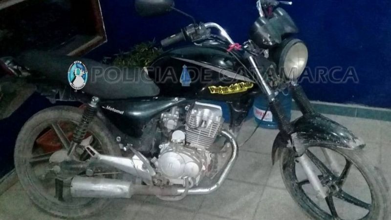 Arrestan a un joven y secuestran una motocicleta