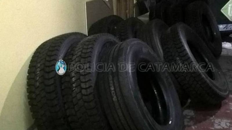 Compraron cubiertas por $210.000 y pagaron con cheques falsos