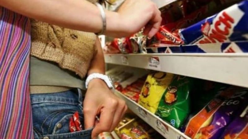 Aprehenden a una joven por robar en un supermercado