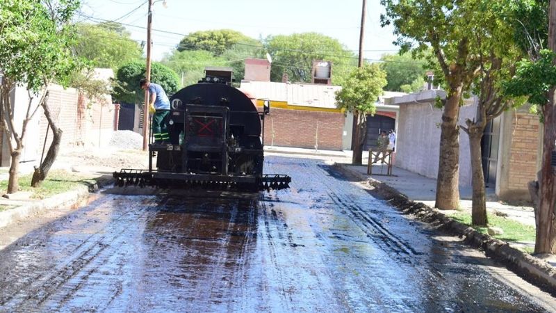 Se realizó el riego de imprimación en el barrio San Juan Bautista