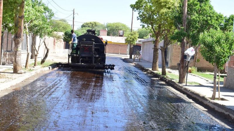 Se realizó el riego de imprimación en el barrio San Juan Bautista