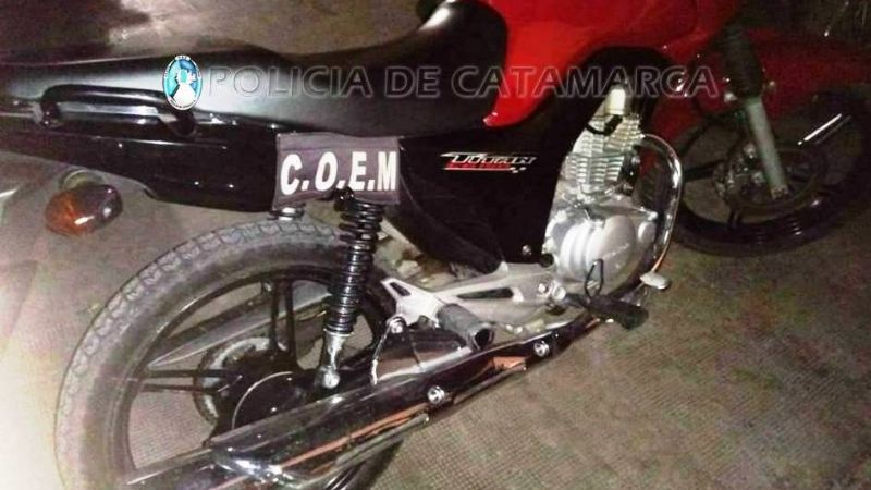 Dejó abandonada una moto robada cuando vio a policías
