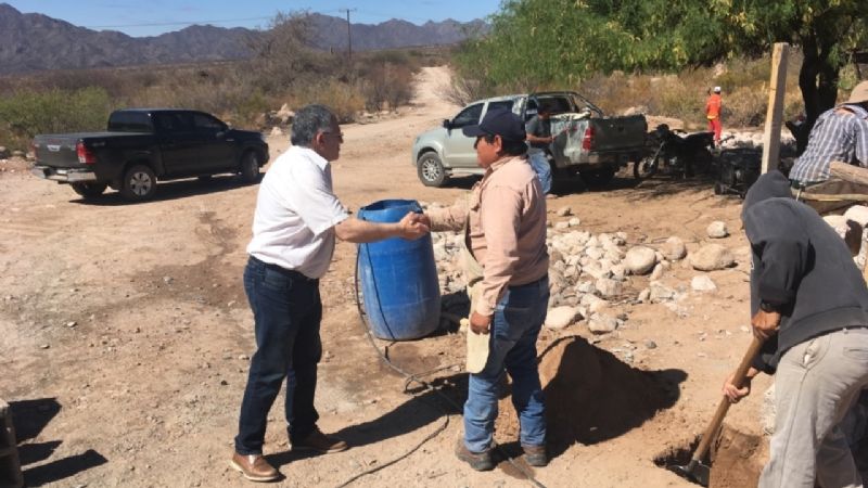 Sola Jais junto al intendente Guzmán en la obra del encauzamiento del río