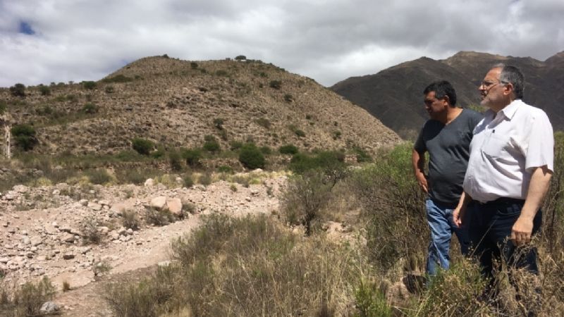 Sola Jais junto al intendente Guzmán en la obra del encauzamiento del río